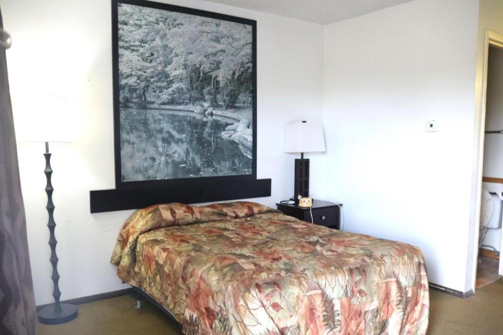 O - Hwy 63/92 Hotel 2*