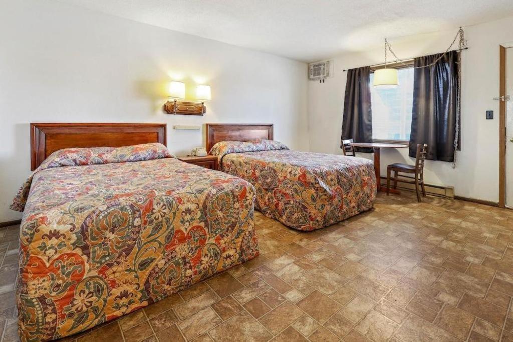 O - Hwy 63/92 Hotel