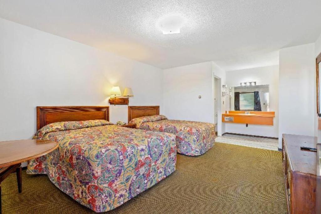 O - Hwy 63/92 Hotel Oskaloosa