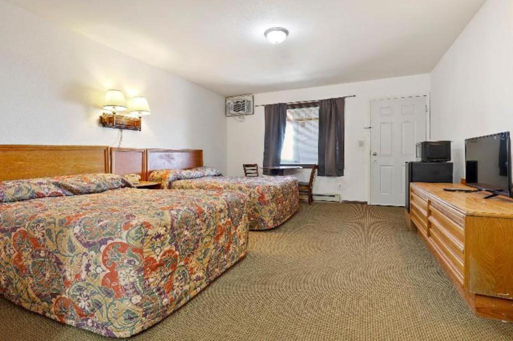 O - Hwy 63/92 Hotel