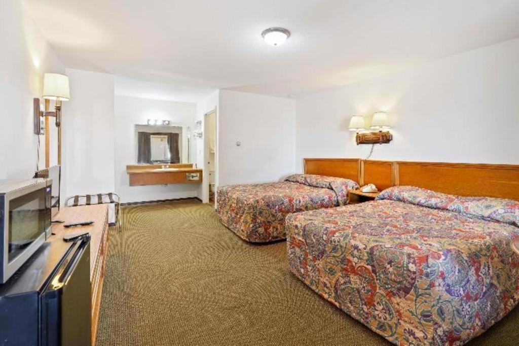 O - Hwy 63/92 Hotel