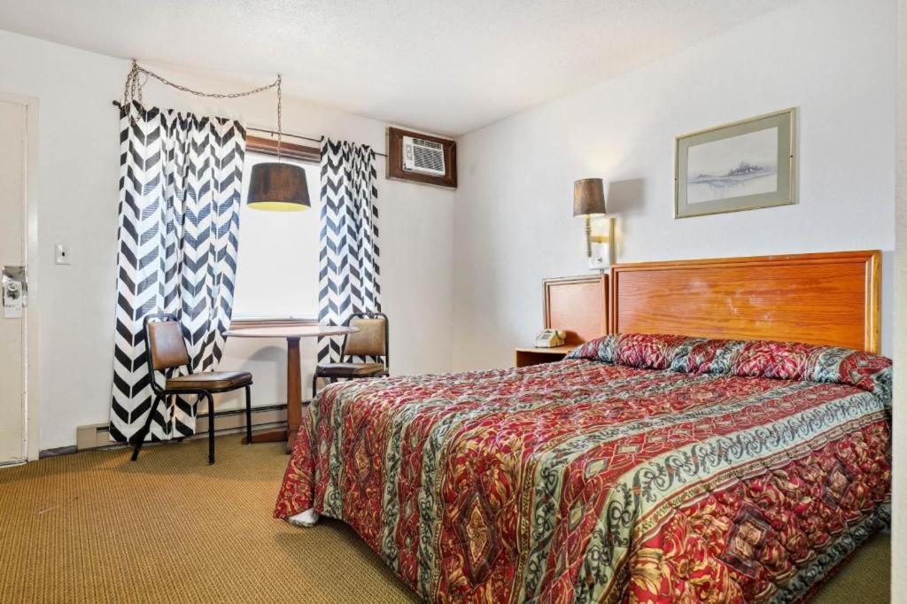 O - Hwy 63/92 Hotel