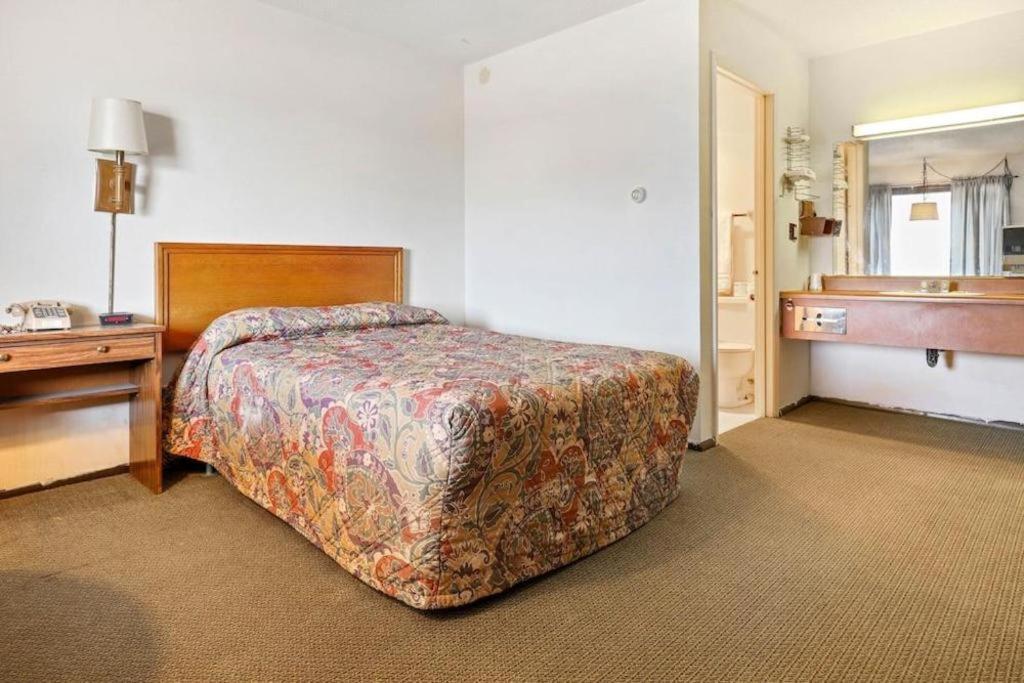 O - Hwy 63/92 Hotel Oskaloosa